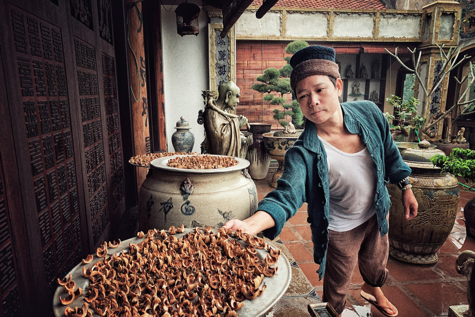 Anh tự tay làm mọi việc giống như một thú vui. (Ảnh: Xuân Mai/Vietnam+)