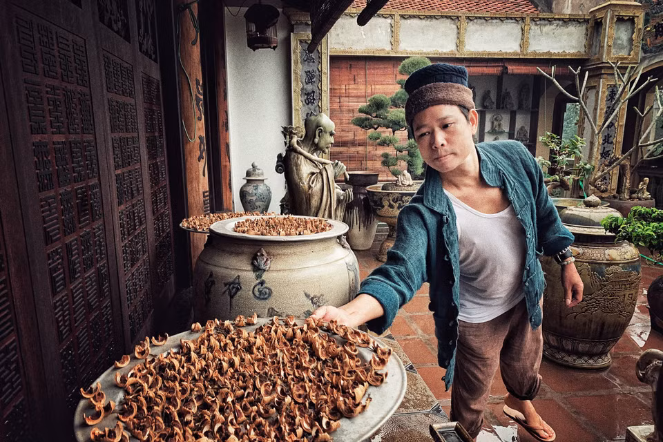 Anh tự tay làm mọi việc giống như một thú vui. (Ảnh: Xuân Mai/Vietnam+)