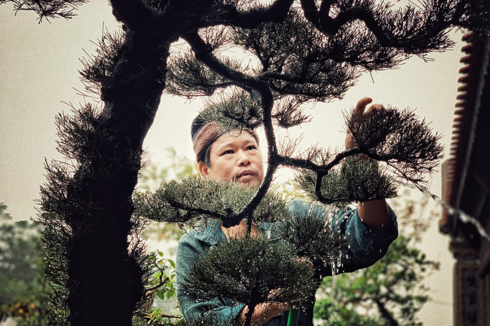 Đây là một trong số ít công việc hàng ngày nhưng cũng là cách anh thư giãn. (Ảnh: Xuân Mai/Vietnam+)