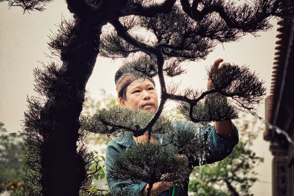 Đây là một trong số ít công việc hàng ngày nhưng cũng là cách anh thư giãn. (Ảnh: Xuân Mai/Vietnam+)
