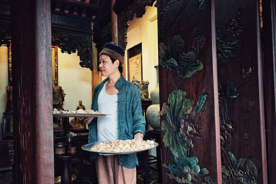 Mặc dù được vinh danh là nghệ nhân ưu tú nhưng Trần Tước vẫn chỉ khiêm tốn tự nhận là một 'người thợ.' (Ảnh: Xuân Mai/Vietnam+)