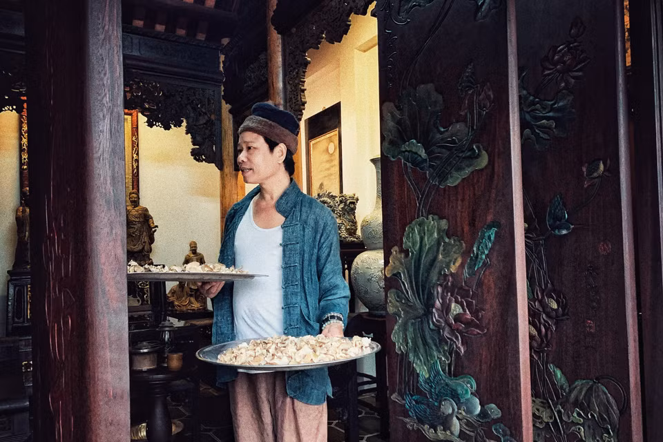 Mặc dù được vinh danh là nghệ nhân ưu tú nhưng Trần Tước vẫn chỉ khiêm tốn tự nhận là một 'người thợ.' (Ảnh: Xuân Mai/Vietnam+)