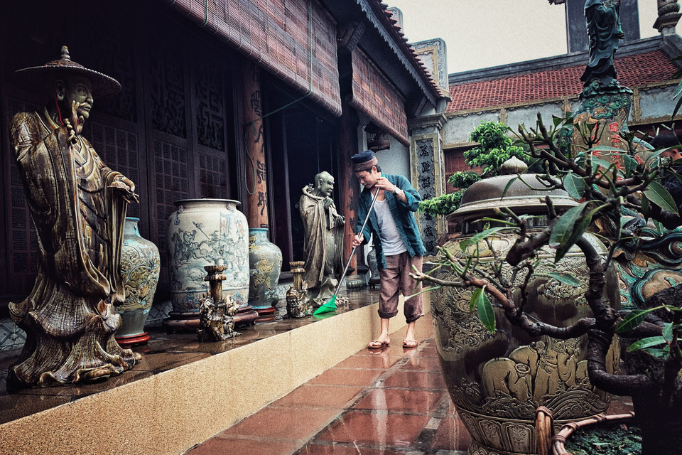 Mỗi ngày của nghệ nhân ưu tú Trần Nam Tước đều bắt đầu bằng công việc chăm chút cho các vật dụng quanh mình, tưới cây, quét nhà… (Ảnh: Xuân Mai/Vietnam+)