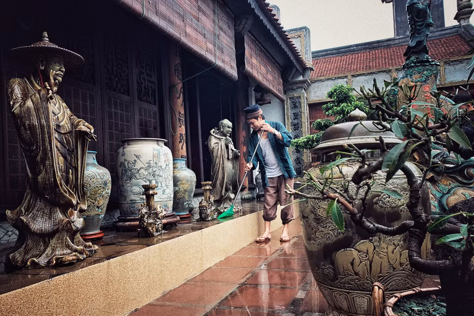 Mỗi ngày của nghệ nhân ưu tú Trần Nam Tước đều bắt đầu bằng công việc chăm chút cho các vật dụng quanh mình, tưới cây, quét nhà… (Ảnh: Xuân Mai/Vietnam+)