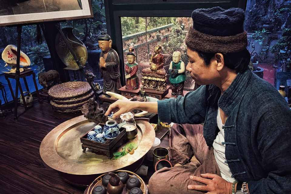 Trà cũng là thức uống không thể thiếu trong thói quen hàng ngày mỗi lúc rảnh tay của anh. (Ảnh: Xuân Mai/Vietnam+)