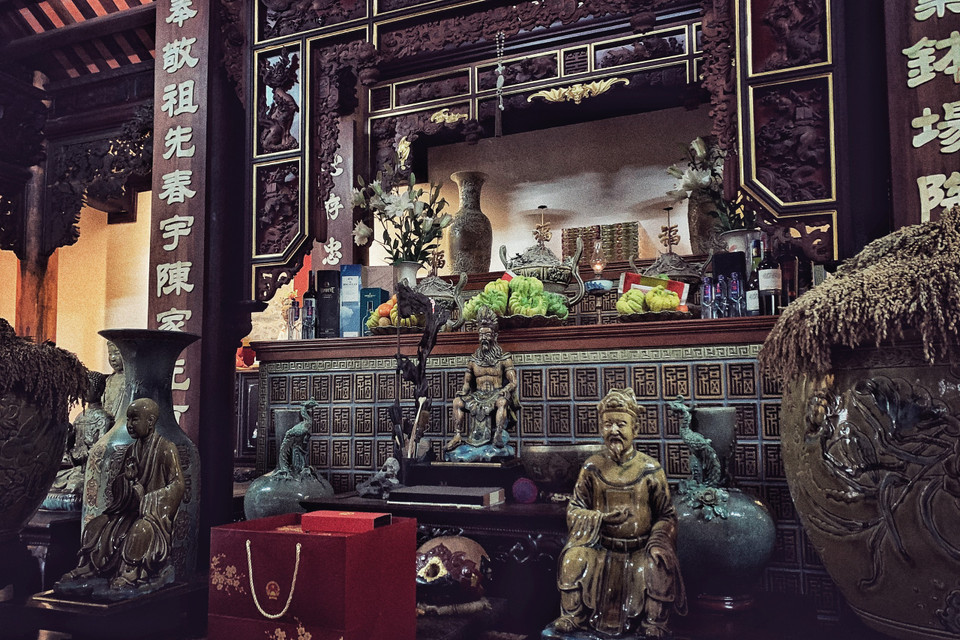 Toàn bộ kiến trúc của gian thờ cũng do tự tay nghệ nhân Trần Tước hoàn thiện. Năm 2010, Bộ Văn hóa, Thể thao và Du lịch, Bộ Nông nghiệp và Phát triển nông thôn đều chứng nhận các tác phẩm gốm linh vật của Trần tước là sản phẩm tiêu biểu của người Việt. (Ảnh: Xuân Mai/Vietnam+)