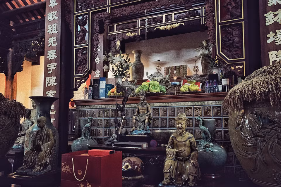 Toàn bộ kiến trúc của gian thờ cũng do tự tay nghệ nhân Trần Tước hoàn thiện. Năm 2010, Bộ Văn hóa, Thể thao và Du lịch, Bộ Nông nghiệp và Phát triển nông thôn đều chứng nhận các tác phẩm gốm linh vật của Trần tước là sản phẩm tiêu biểu của người Việt. (Ảnh: Xuân Mai/Vietnam+)