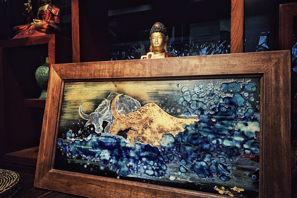 Bức tranh gốm với màu sắc mạnh mẽ mừng Xuân mới của anh. (Ảnh: Xuân Mai/Vietnam+)