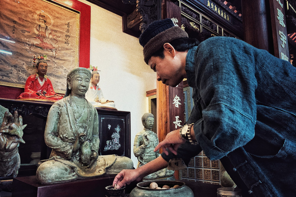 Anh chọn lọc các giá trị truyền thống từ những điển tích rồi gửi nó vào sản phẩm của mình. Với quan điểm bảo tồn và phát triển, tiếp biến những giá trị văn hóa của nhiều đời, những sản phẩm, tác phẩm gốm thủ công của nghệ nhân Trần Tước đã tạo được dấu ấn đặc biệt và khác biệt trên thị trường gốm Việt. Với bộ tượng Mẫu Man Nương đặc biệt này, nghệ nhân Trần Tước đã phủ lên một lớp men cổ Thạch mộc miên mà anh đã phục chế lại được. Đây là dòng men có nguyên liệu từ đá vôi cùng phụ gia là tro từ cây gạo. (Ảnh: Xuân Mai/Vietnam+)