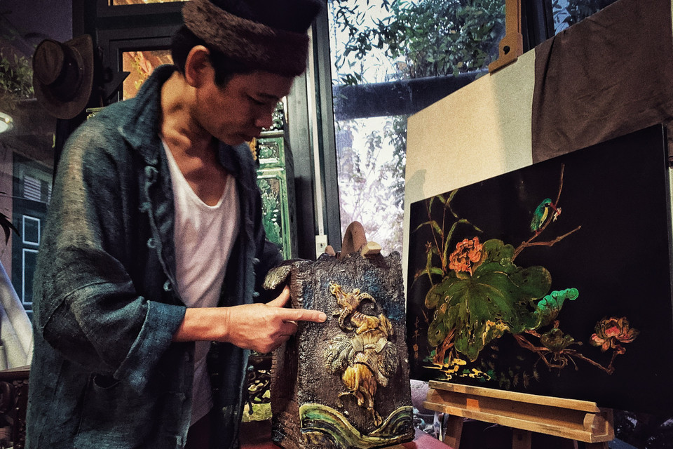 Một tác phẩm gốm sắp được bày triển lãm mừng Xuân mới của nghệ nhân Trần Tước. (Ảnh: Xuân Mai/Vietnam+)