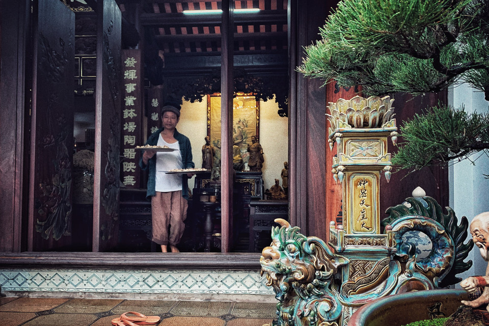 Vì là người hoài cổ, còn giữ thói quen ăn trầu nên hàng ngày nghệ nhân Trần Tước vẫn tự phơi trầu và vài loại thảo dược để pha trà. (Ảnh: Xuân Mai/Vietnam+)