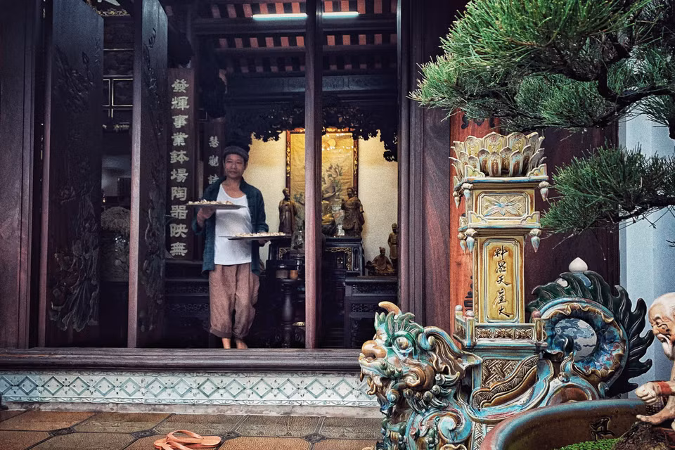 Vì là người hoài cổ, còn giữ thói quen ăn trầu nên hàng ngày nghệ nhân Trần Tước vẫn tự phơi trầu và vài loại thảo dược để pha trà. (Ảnh: Xuân Mai/Vietnam+)