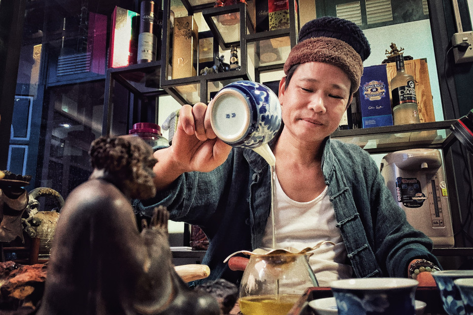 Anh có một trà thất riêng cũng là nơi làm việc để từ đó nhiều ý tưởng cho các tác phẩm đặc biệt ra đời. (Ảnh: Xuân Mai/Vietnam+)