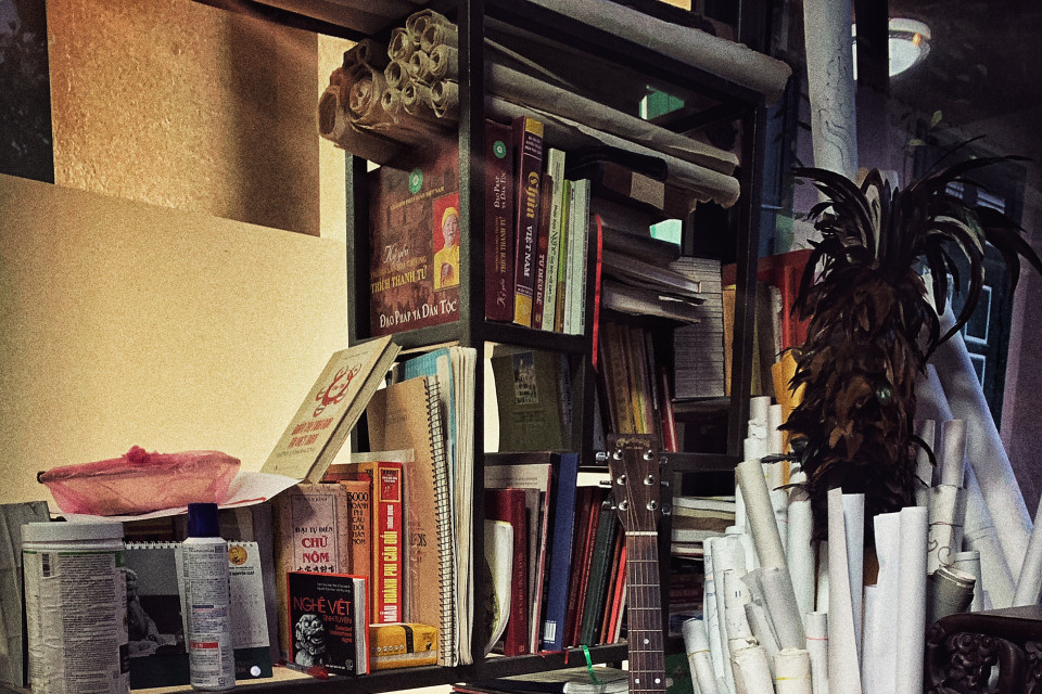 Không chỉ giỏi nghề gốm, nghệ nhân Trần Tước còn có nhiều tài nghệ khác trong lĩnh vực kiến trúc, điêu khắc, sáng tác nhạc, hội họa... Đây là một góc làm việc của anh. (Ảnh: Xuân Mai/Vietnam+)