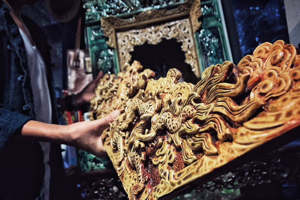 Khối gốm vuông làm thủ công mà chỉ dày 1cm là không dễ. Bởi người thợ phải tính toán cách phối trộn nguyên vật liệu và độ co rất kỹ để miếng gốm không bị xé khi nung qua nhiệt độ 1.200 độ C. (Ảnh: Xuân Mai/Vietnam+)