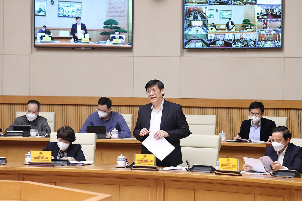 Bộ trưởng Bộ Y tế Nguyễn Thanh Long báo cáo tình hình và diễn biến dịch COVID-19. (Ảnh: Dương Giang/TTXVN)