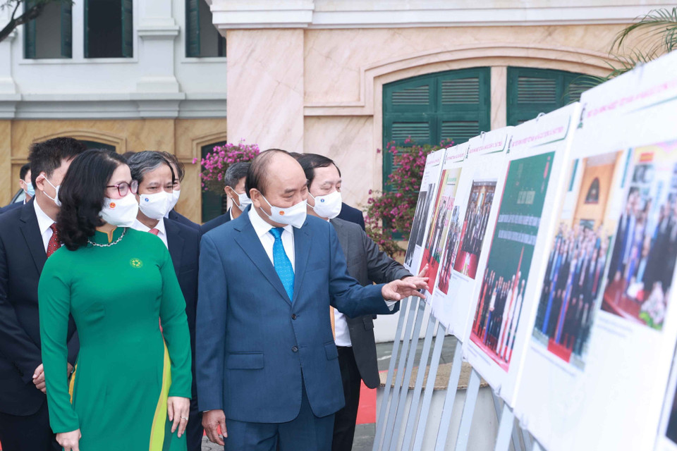 Chủ tịch nước Nguyễn Xuân Phúc xem trưng bày ảnh do Thông tấn xã Việt Nam và Học viện Nông nghiệp Việt Nam phối hợp tổ chức. (Ảnh: Thống Nhất/TTXVN)