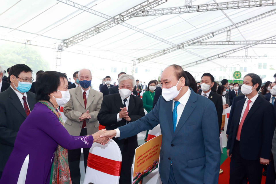 Chủ tịch nước Nguyễn Xuân Phúc gặp gỡ giảng viên Học viện Nông nghiệp Việt Nam và các đại biểu tại buổi lễ. (Ảnh: Thống Nhất/TTXVN)