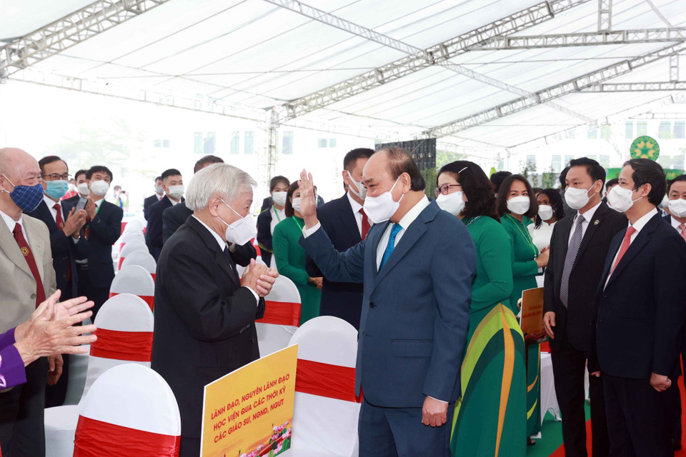 Chủ tịch nước Nguyễn Xuân Phúc gặp gỡ giảng viên Học viện Nông nghiệp Việt Nam và các đại biểu tại buổi lễ. (Ảnh: Thống Nhất/TTXVN)