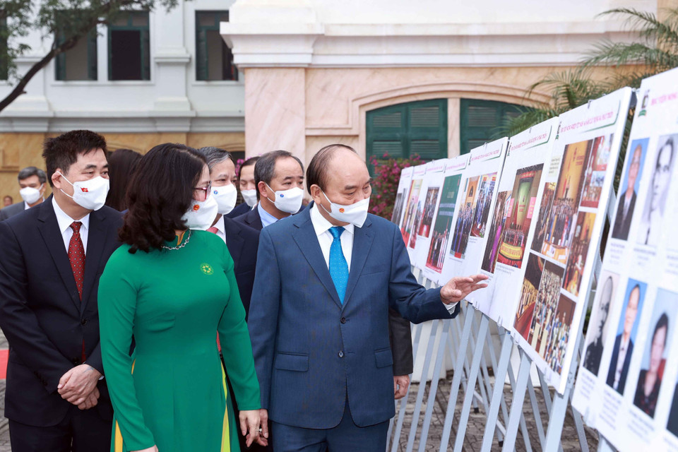 Chủ tịch nước Nguyễn Xuân Phúc xem trưng bày ảnh do Thông tấn xã Việt Nam và Học viện Nông nghiệp Việt Nam phối hợp tổ chức. (Ảnh: Thống Nhất/TTXVN)