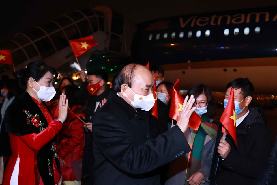 Cán bộ, nhân viên Đại sứ quán và Phái đoàn đại diện thường trực Việt Nam tại Liên hợp quốc và các tổ chức quốc tế đón Chủ tịch nước Nguyễn Xuân Phúc và Phu nhân tại Sân bay quốc tế Geneva. (Ảnh: Thống Nhất/TTXVN)