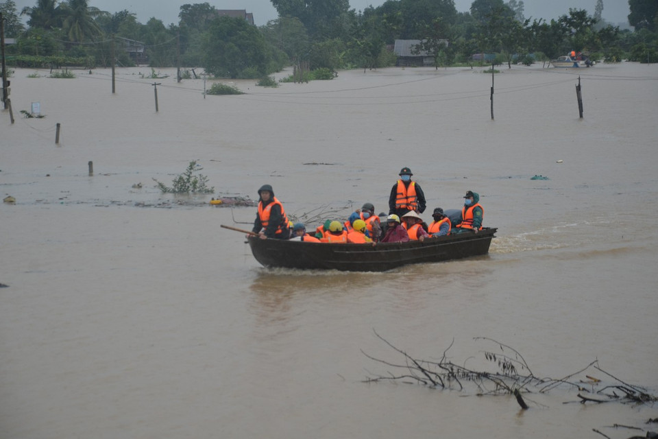 Lực lượng Cảnh sát Phòng cháy chữa cháy và cứu nạn cứu hộ - Công an tỉnh Gia Lai cứu hộ 14 hộ dân đến nơi an toàn. (Ảnh: Quang Thái/TTXVN)