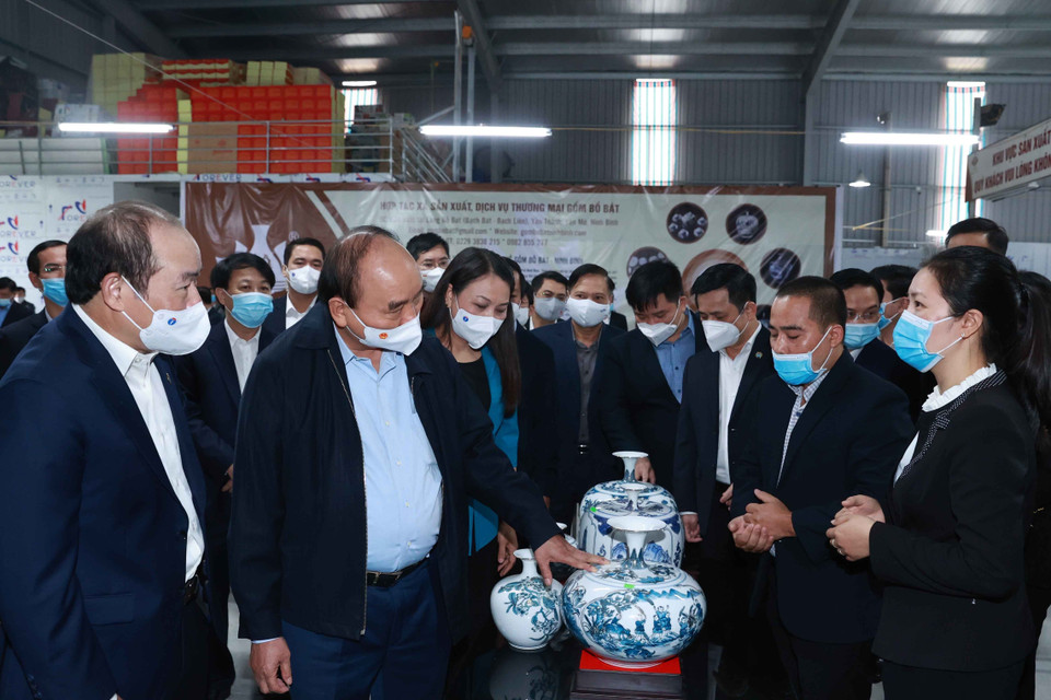 Chủ tịch nước Nguyễn Xuân Phúc thăm mô hình Hợp tác xã Bồ Bát, xã Yên Thành, huyện Yên Mô. (Ảnh: Thống Nhất/TTXVN)