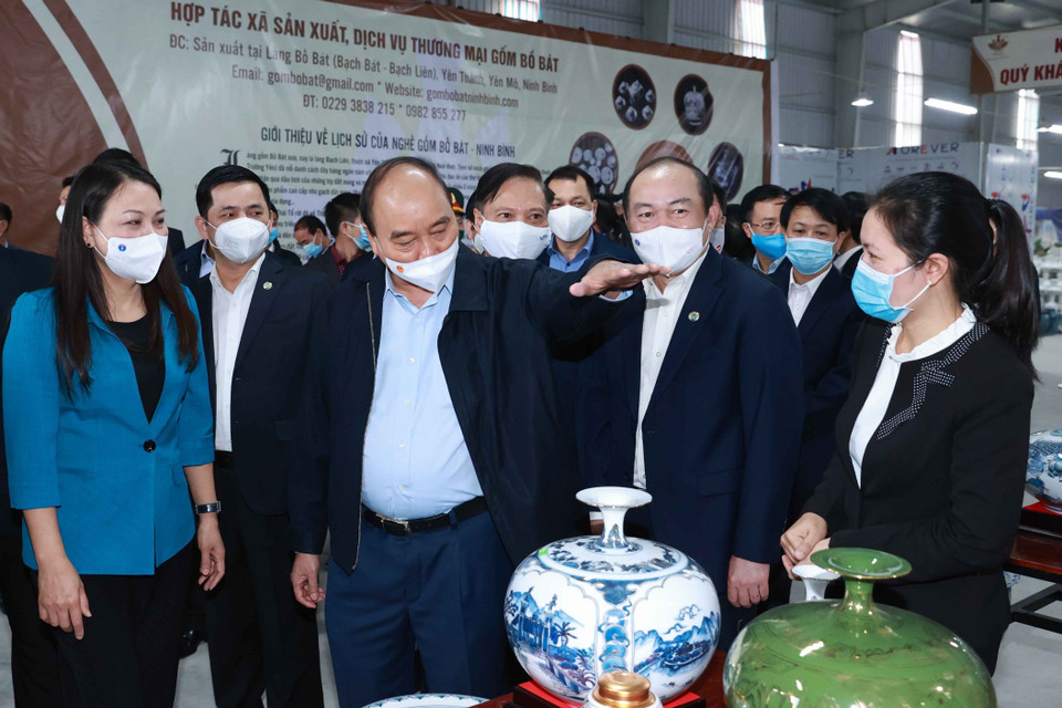 Chủ tịch nước Nguyễn Xuân Phúc thăm mô hình Hợp tác xã Bồ Bát, xã Yên Thành, huyện Yên Mô. (Ảnh: Thống Nhất/TTXVN)