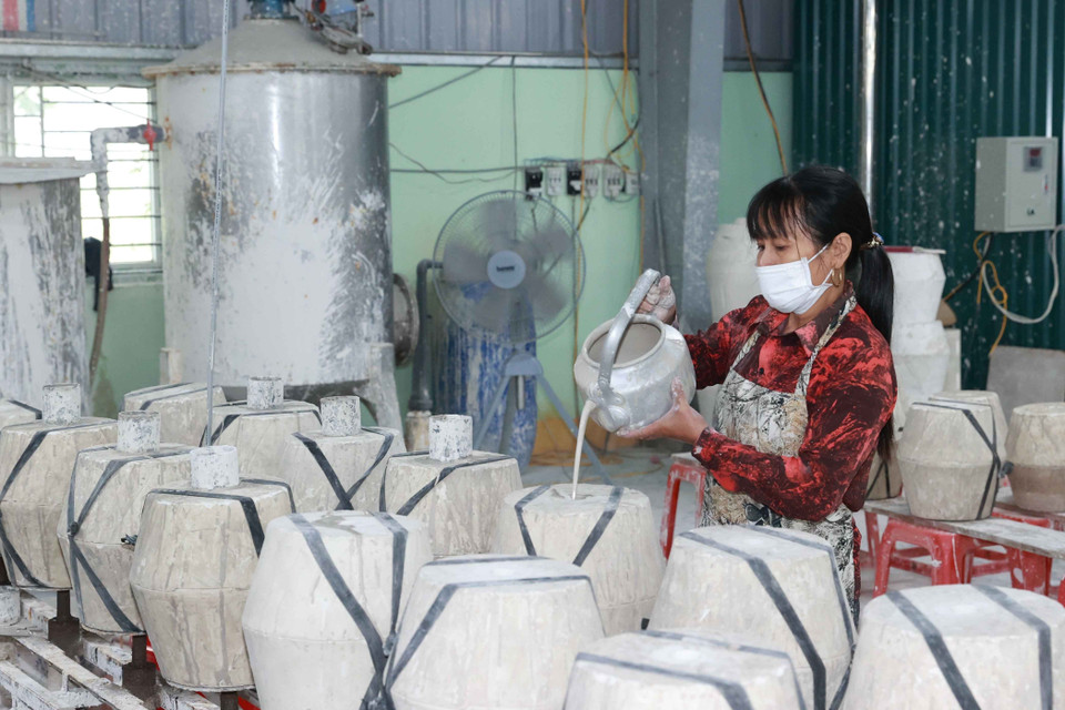 Công nhân Hợp tác xã Bồ Bát (xã Yên Thành, huyện Yên Mô) gia công sản phẩm. (Ảnh: Thống Nhất/TTXVN)