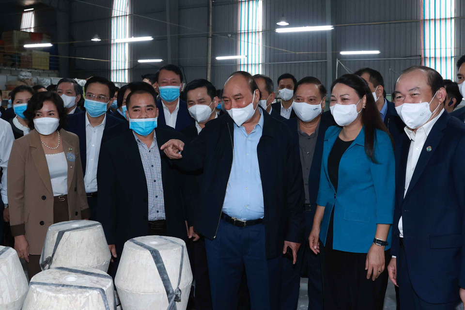 Chủ tịch nước Nguyễn Xuân Phúc thăm mô hình Hợp tác xã Bồ Bát, xã Yên Thành, huyện Yên Mô. (Ảnh: Thống Nhất/TTXVN)