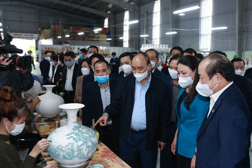 Chủ tịch nước Nguyễn Xuân Phúc thăm mô hình Hợp tác xã Bồ Bát, xã Yên Thành, huyện Yên Mô. (Ảnh: Thống Nhất/TTXVN)