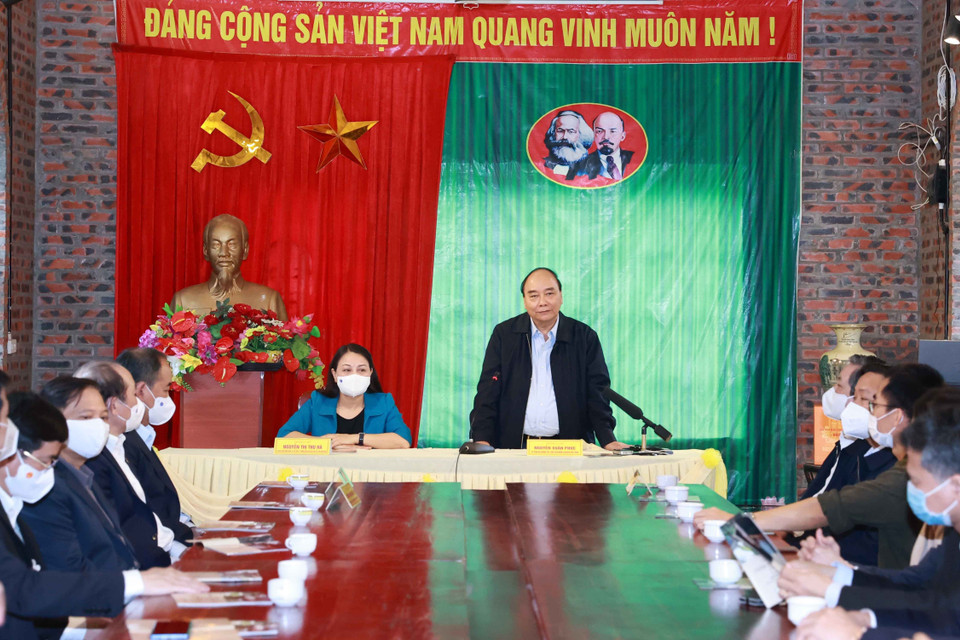 Chủ tịch nước Nguyễn Xuân Phúc thăm mô hình Hợp tác xã Sinh Dược, xã Gia Sinh, huyện Gia Viễn. (Ảnh: Thống Nhất/TTXVN)