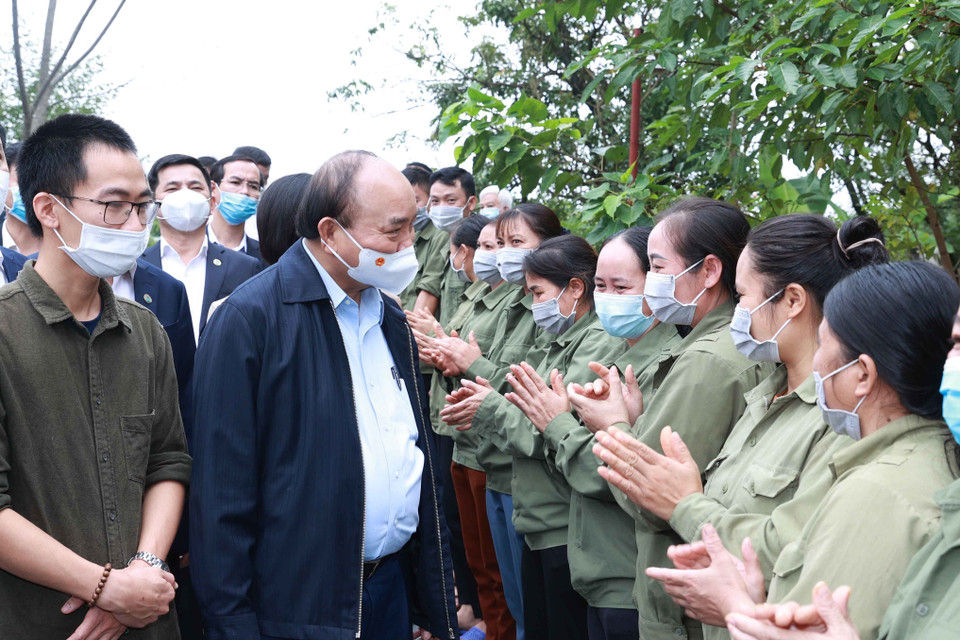 Chủ tịch nước Nguyễn Xuân Phúc với các xã viên Hợp tác xã Sinh Dược, xã Gia Sinh, huyện Gia Viễn. (Ảnh: Thống Nhất/TTXVN)