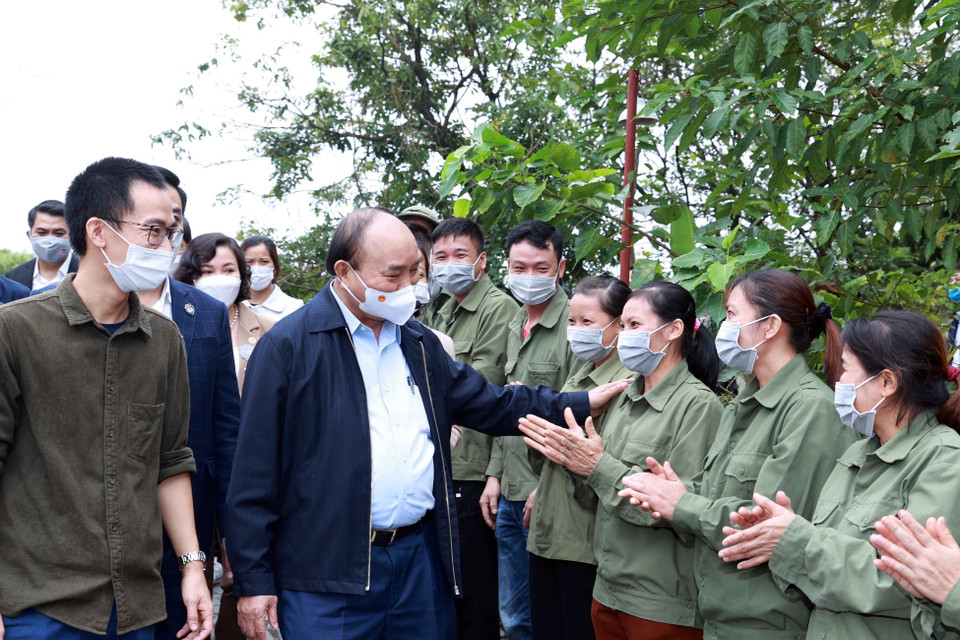 Chủ tịch nước Nguyễn Xuân Phúc với các xã viên Hợp tác xã Sinh Dược, xã Gia Sinh, huyện Gia Viễn. (Ảnh: Thống Nhất/TTXVN)