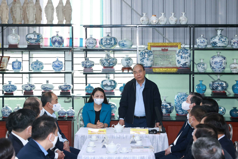 Chủ tịch nước Nguyễn Xuân Phúc thăm mô hình Hợp tác xã Bồ Bát, xã Yên Thành, huyện Yên Mô. (Ảnh: Thống Nhất/TTXVN)