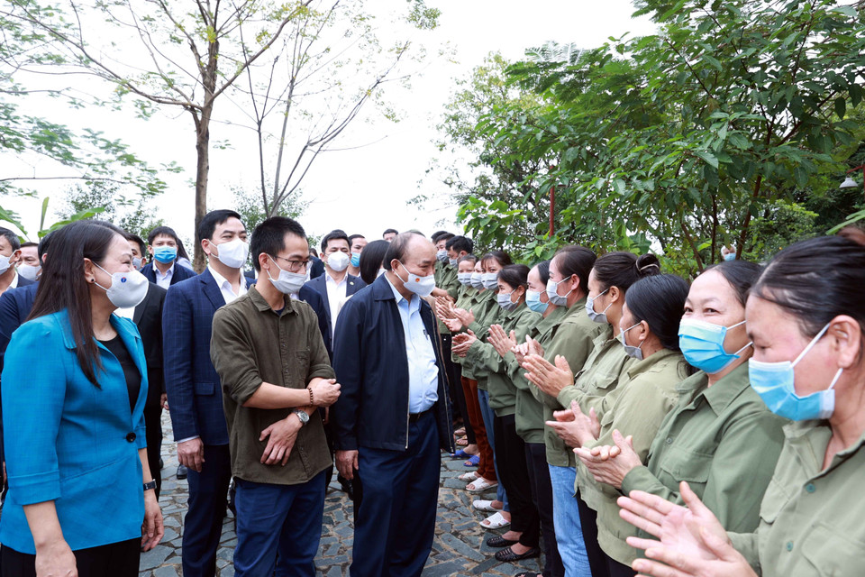 Chủ tịch nước Nguyễn Xuân Phúc với các xã viên Hợp tác xã Sinh Dược, xã Gia Sinh, huyện Gia Viễn. (Ảnh: Thống Nhất/TTXVN)