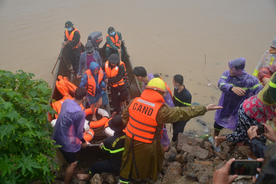 Lực lượng Cảnh sát Phòng cháy chữa cháy và cứu nạn cứu hộ - Công an tỉnh Gia Lai cứu hộ 14 hộ dân đến nơi an toàn. (Ảnh: Quang Thái/TTXVN)