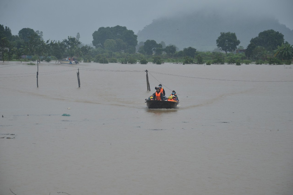 Các lực lượng chức năng tỉnh Gia Lai đã và đang nỗ lực đảm bảo an toàn tính mạng người dân, hạn chế thấp nhất thiệt hại về tài sản. (Ảnh: Quang Thái/TTXVN)