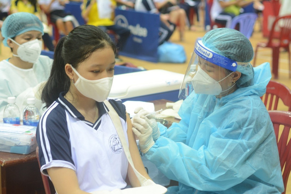 Tiêm vaccine phòng COVID-19 (Pfizer) mũi 1 cho học sinh lớp 8,9 tại Cung thể Thao Tiên Sơn ngày 20/11. (Ảnh: Văn Dũng/TTXVN)