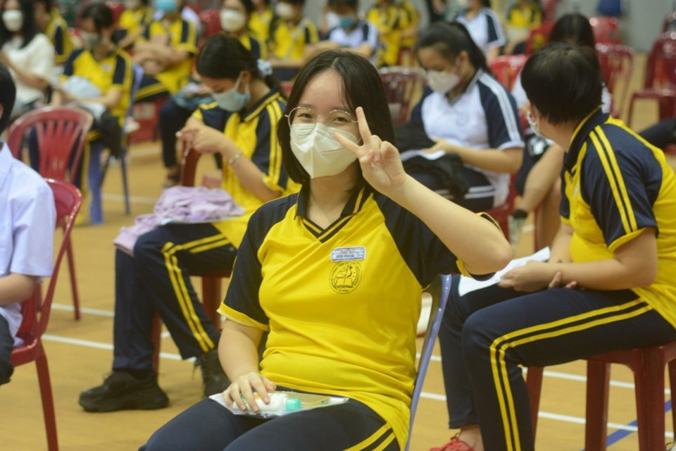 Học sinh ngồi chờ sau tiêm vaccine. (Ảnh: Văn Dũng/TTXVN)