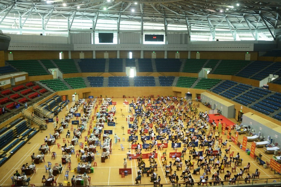 Tiêm vaccine phòng COVID-19 (Pfizer) mũi 1 cho học sinh tại Cung thể Thao Tiên Sơn ngày 20/11. (Ảnh: Văn Dũng/TTXVN)