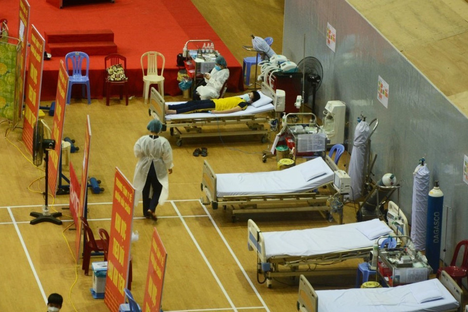 Khu vực cấp cứu những trường hợp có phản ứng nặng sau tiêm vaccine tại điểm tiêm chủng Cung thể thao Tiên Sơn (quận Hải Châu). (Ảnh: Văn Dũng/TTXVN)