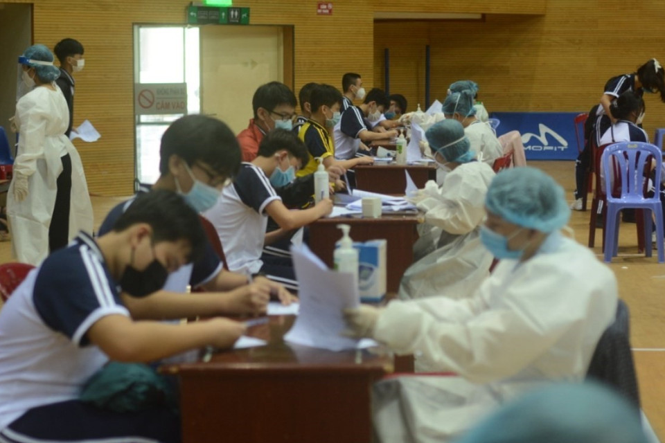 Học sinh làm thủ tục tiêm vaccine tại Cung thể Thao Tiên Sơn. (Ảnh: Văn Dũng/TTXVN)