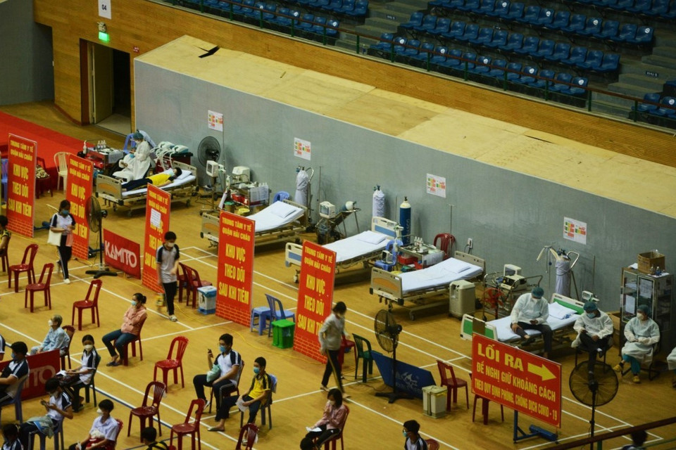 Khu vực cấp cứu những trường hợp có phản ứng nặng sau tiêm vaccine tại điểm tiêm chủng Cung thể thao Tiên Sơn (quận Hải Châu). (Ảnh: Văn Dũng/TTXVN)
