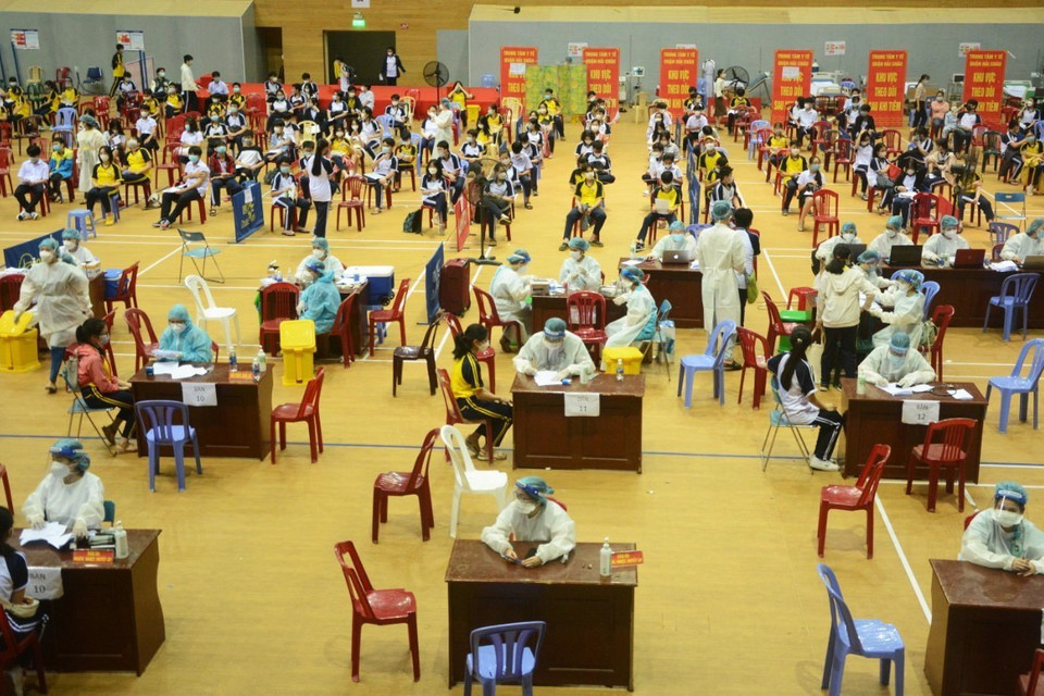 Tiêm vaccine phòng COVID-19 (Pfizer) mũi 1 cho học sinh tại Cung thể Thao Tiên Sơn ngày 20/11. (Ảnh: Văn Dũng/TTXVN)