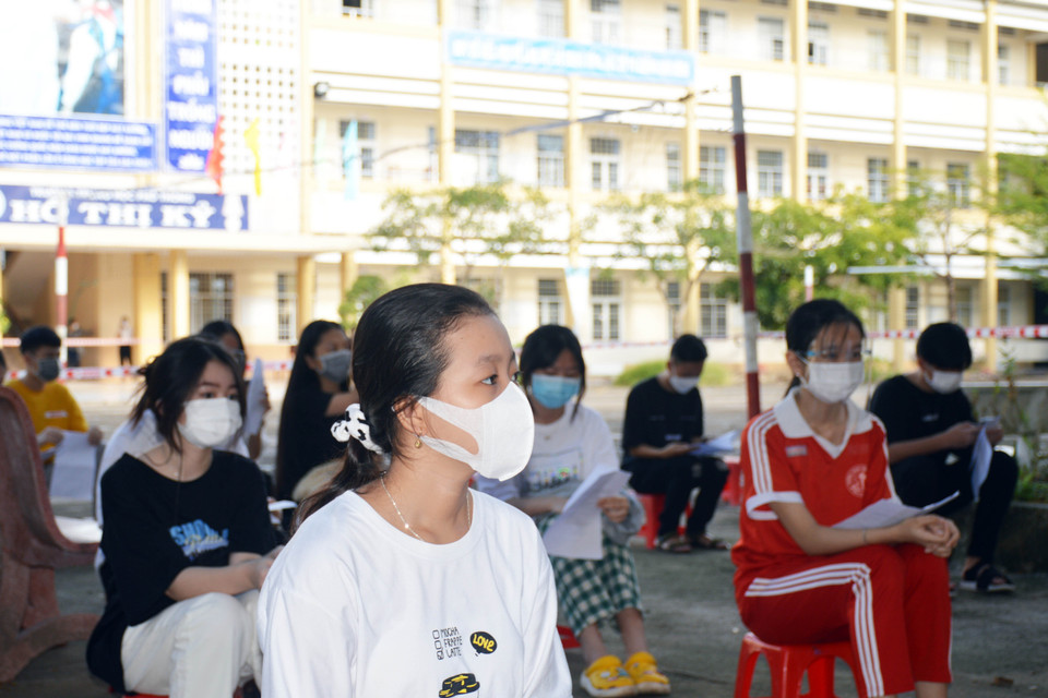 Các em học sinh ở trường THPT Hồ Thị Kỷ chờ đợi tới lượt khám sàng lọc. (Ảnh: Huỳnh Anh/TTXVN)