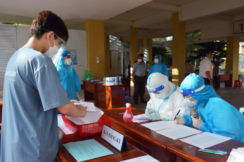 Các em học sinh được nhân viên y tế hướng dẫn thực hiện các thủ tục rất chu đáo, an toàn. (Ảnh: Kim Há/TTXVN)