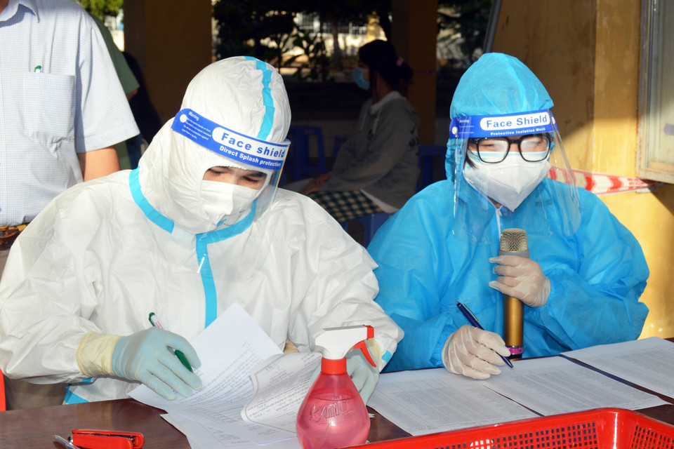 Nhân viên y tế của Bệnh viện đa khoa tỉnh Cà Mau tại điểm tiêm vaccine phong COVID-19 ở trường THPT Hồ Thị Kỷ. (Ảnh: Huỳnh Anh/TTXVN)