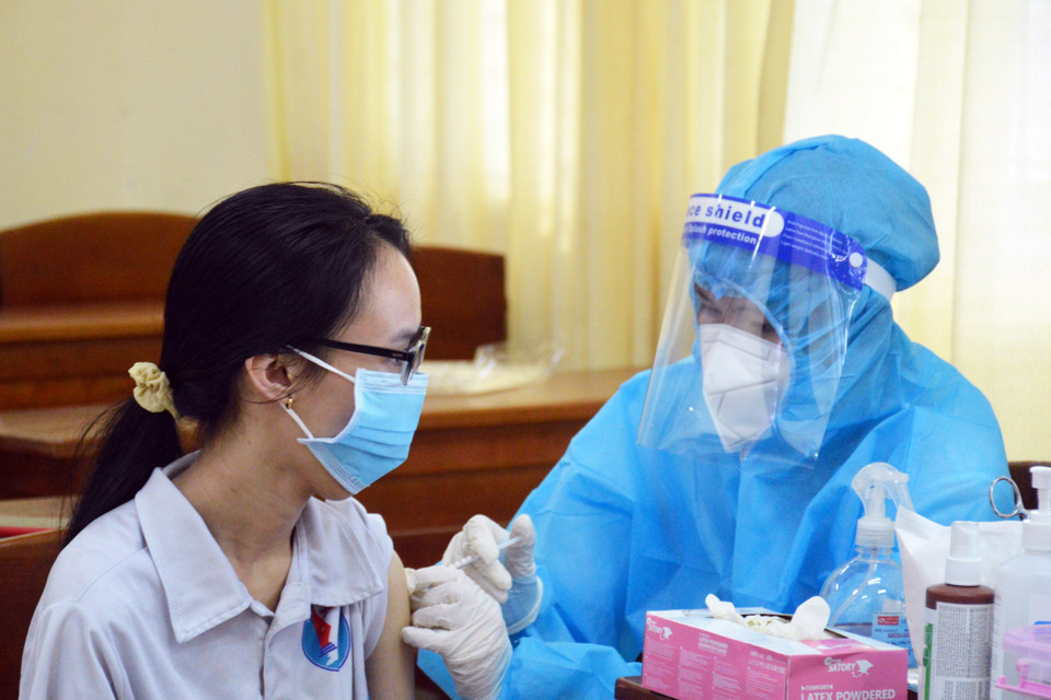 Học sinh trường THPT chuyên Phan Ngọc Hiển (phường 1, thành phố Cà Mau) tiêm vaccine phòng COVID-19. (Ảnh: Huỳnh Anh/TTXVN)