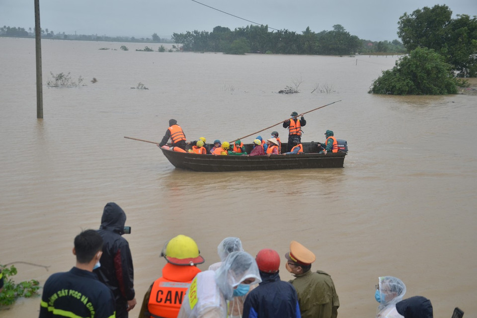 Ngay trong tối 29, rạng sáng 30/11, lực lượng chức năng tỉnh Gia Lai cùng các huyện phía Đông Nam tỉnh đã triển khai cứu hộ, kịp thời đưa người dân bị cô lập đến nơi an toàn. (Ảnh: Quang Thái/TTXVN)